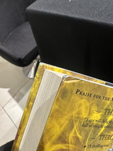 Cargar imagen en el visor de la galería, KINGDOM OF ASH (THRONE OF GLASS, 7) (LIBRO FIRMADO)
