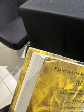 Cargar imagen en el visor de la galería, KINGDOM OF ASH (THRONE OF GLASS, 7) (LIBRO FIRMADO)
